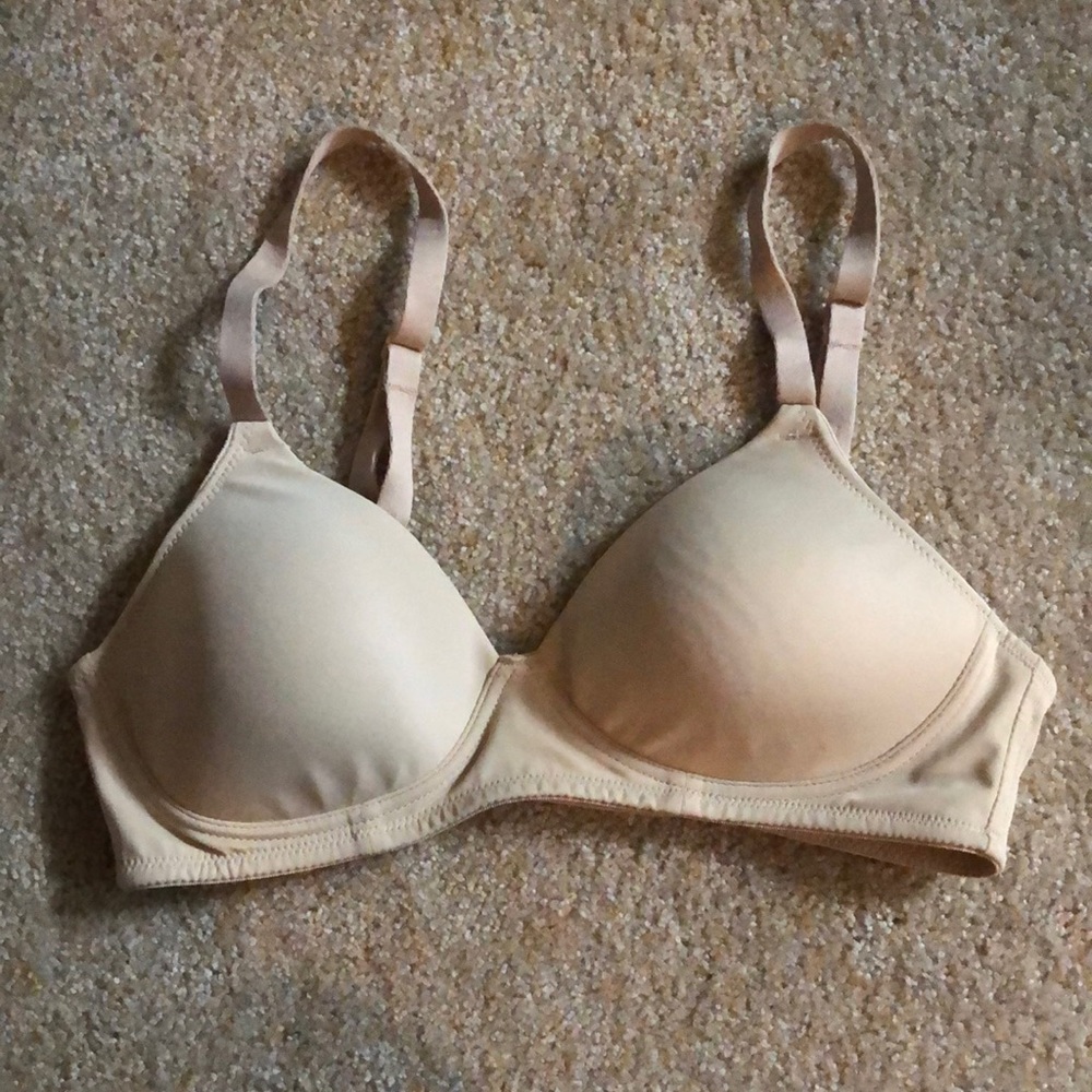Never worn Hanes wirefree concealing petals bra